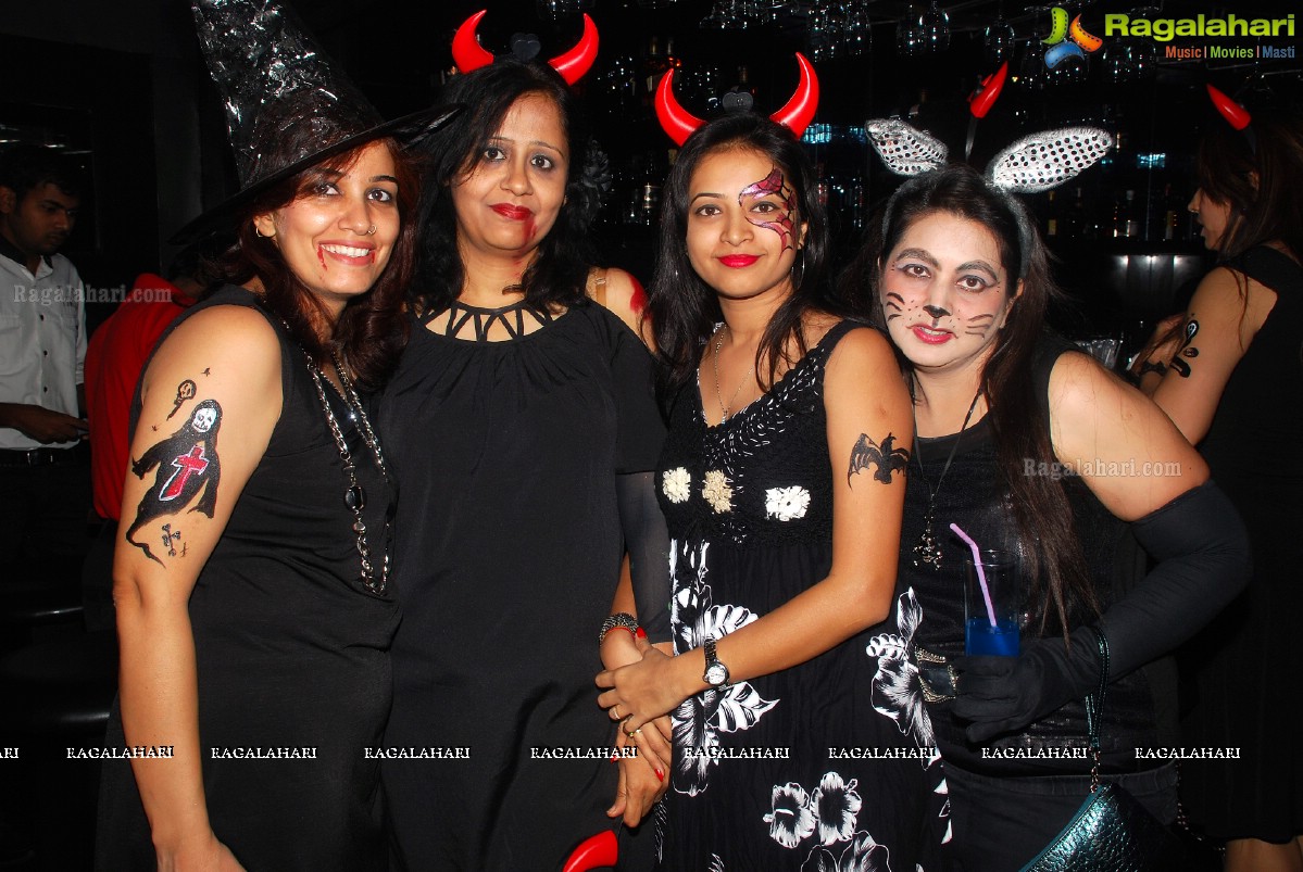 Halloween Charmers Style Hosted by Paavani & Richil at Tap Quench Bar