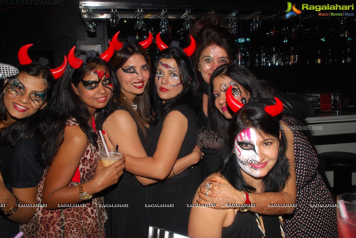 Halloween Charmers Style Hosted by Paavani & Richil at Tap Quench Bar