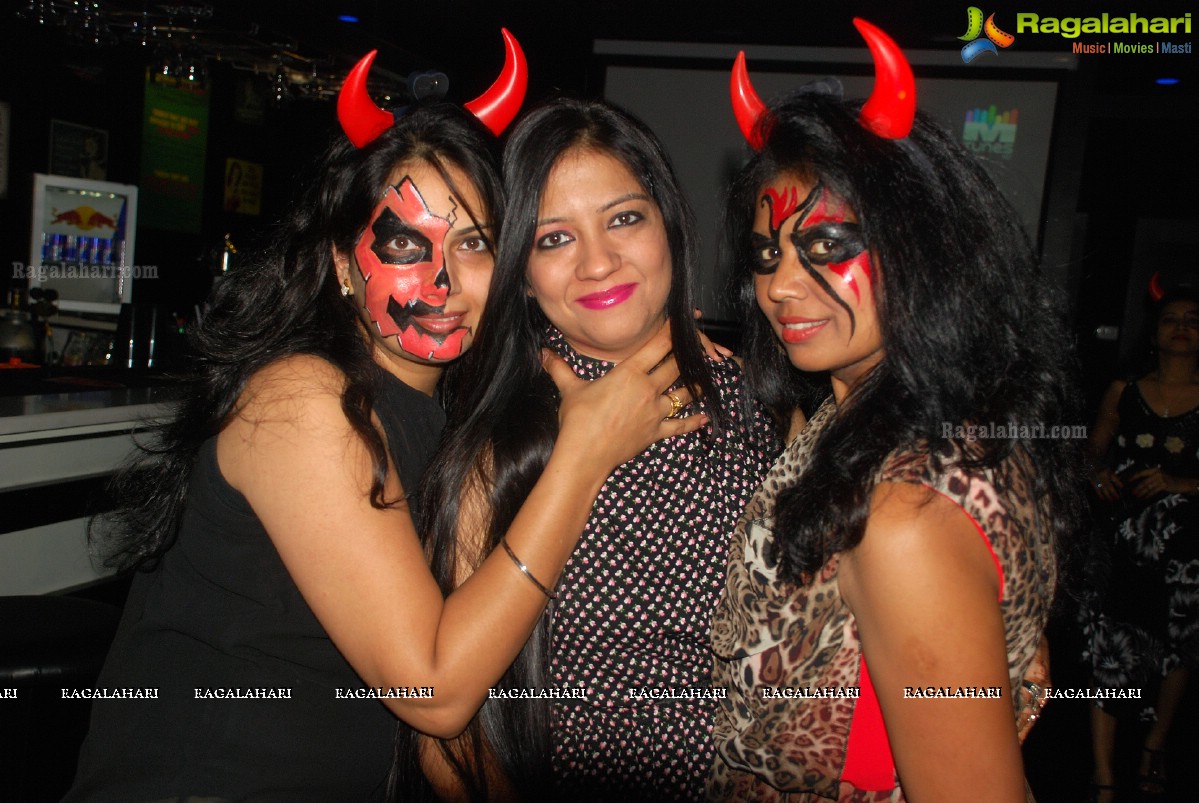 Halloween Charmers Style Hosted by Paavani & Richil at Tap Quench Bar