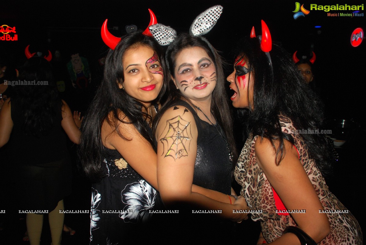 Halloween Charmers Style Hosted by Paavani & Richil at Tap Quench Bar