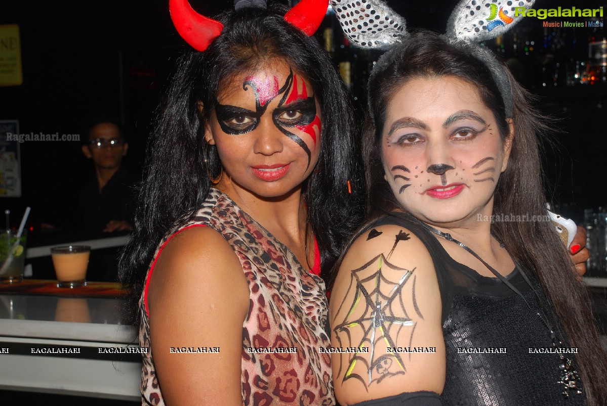 Halloween Charmers Style Hosted by Paavani & Richil at Tap Quench Bar