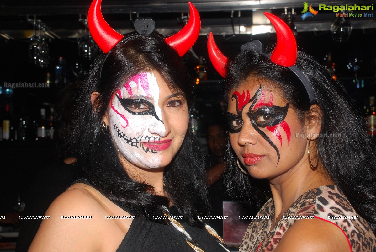 Halloween Charmers Style Hosted by Paavani & Richil at Tap Quench Bar