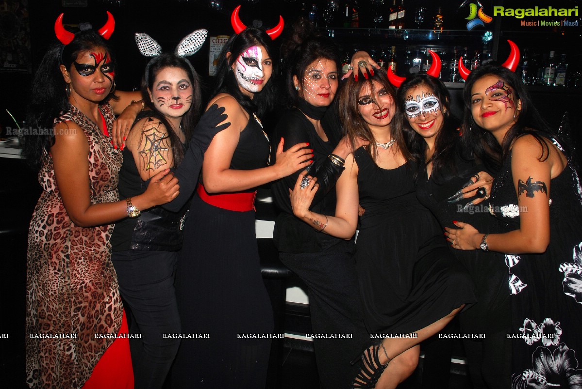 Halloween Charmers Style Hosted by Paavani & Richil at Tap Quench Bar