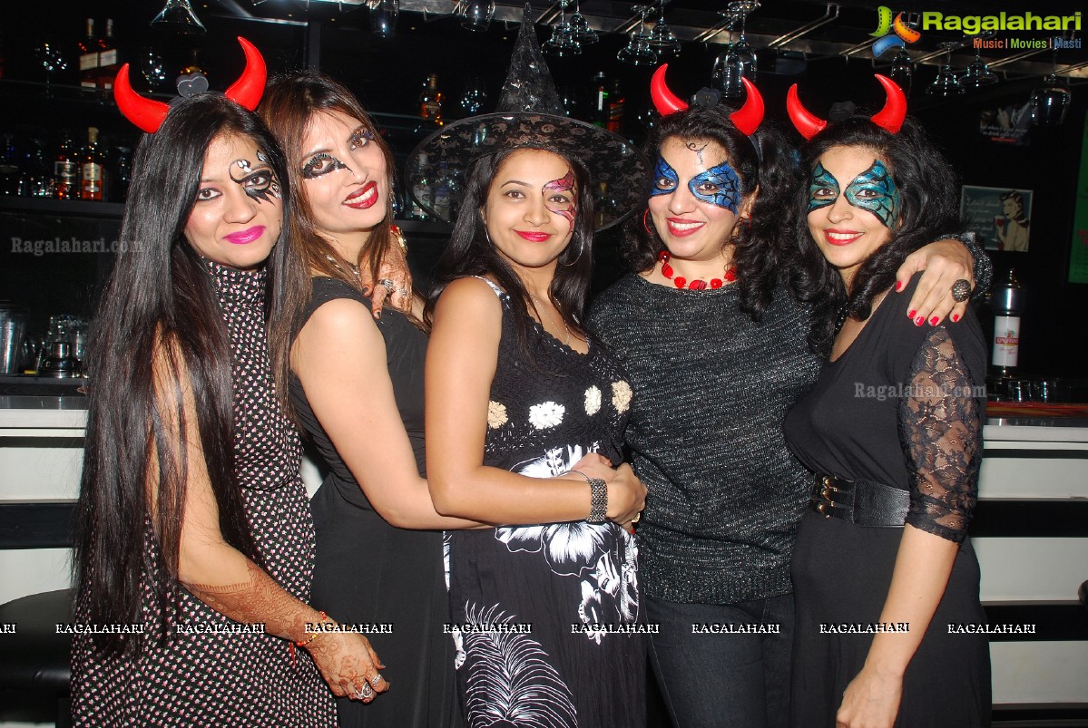 Halloween Charmers Style Hosted by Paavani & Richil at Tap Quench Bar