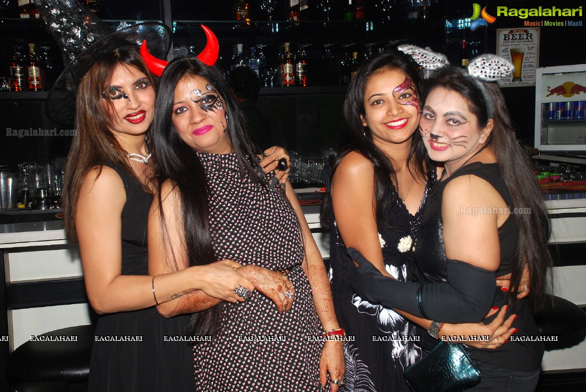 Halloween Charmers Style Hosted by Paavani & Richil at Tap Quench Bar