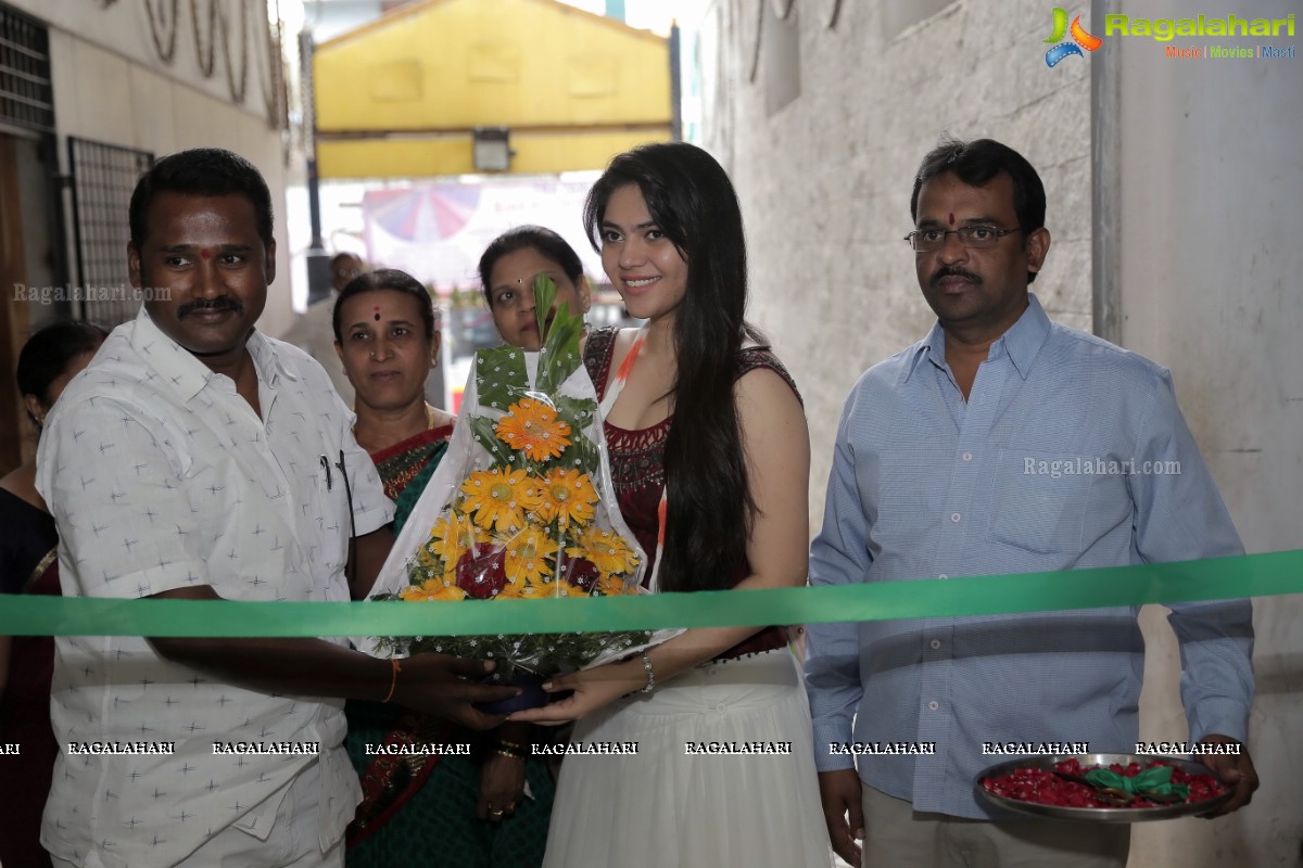 Actress Sherin Shringar Inaugurates Pochampally IKAT Art Mela at Bangalore
