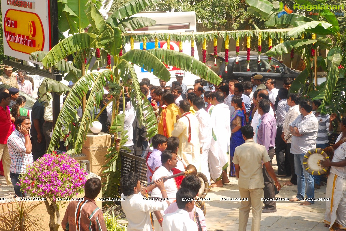 Kancheepuram Varamahalakshmi Silks launch by Sri Sri Sri Tridandi Srimannarayana Ramanuja Chinna Jeeyar Swamiji