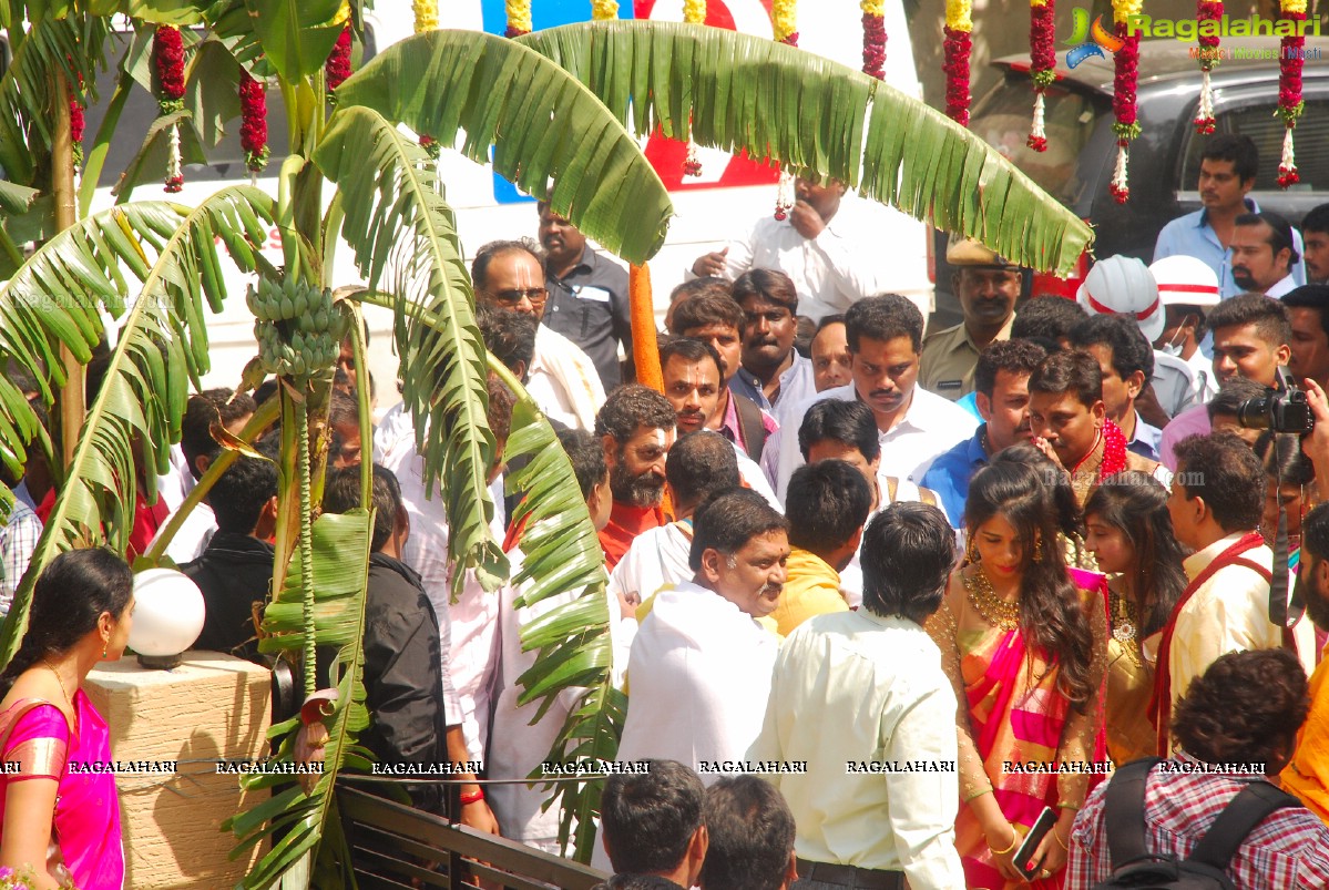 Kancheepuram Varamahalakshmi Silks launch by Sri Sri Sri Tridandi Srimannarayana Ramanuja Chinna Jeeyar Swamiji