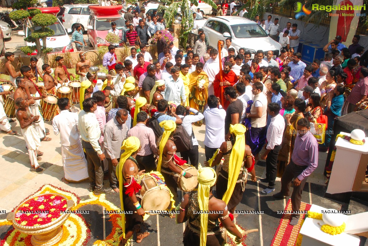 Kancheepuram Varamahalakshmi Silks launch by Sri Sri Sri Tridandi Srimannarayana Ramanuja Chinna Jeeyar Swamiji