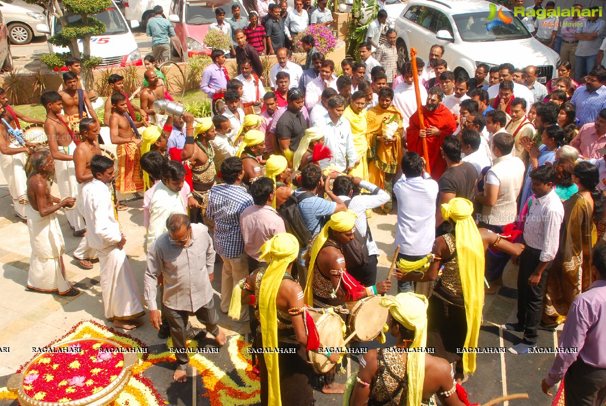 Kancheepuram Varamahalakshmi Silks launch by Sri Sri Sri Tridandi Srimannarayana Ramanuja Chinna Jeeyar Swamiji