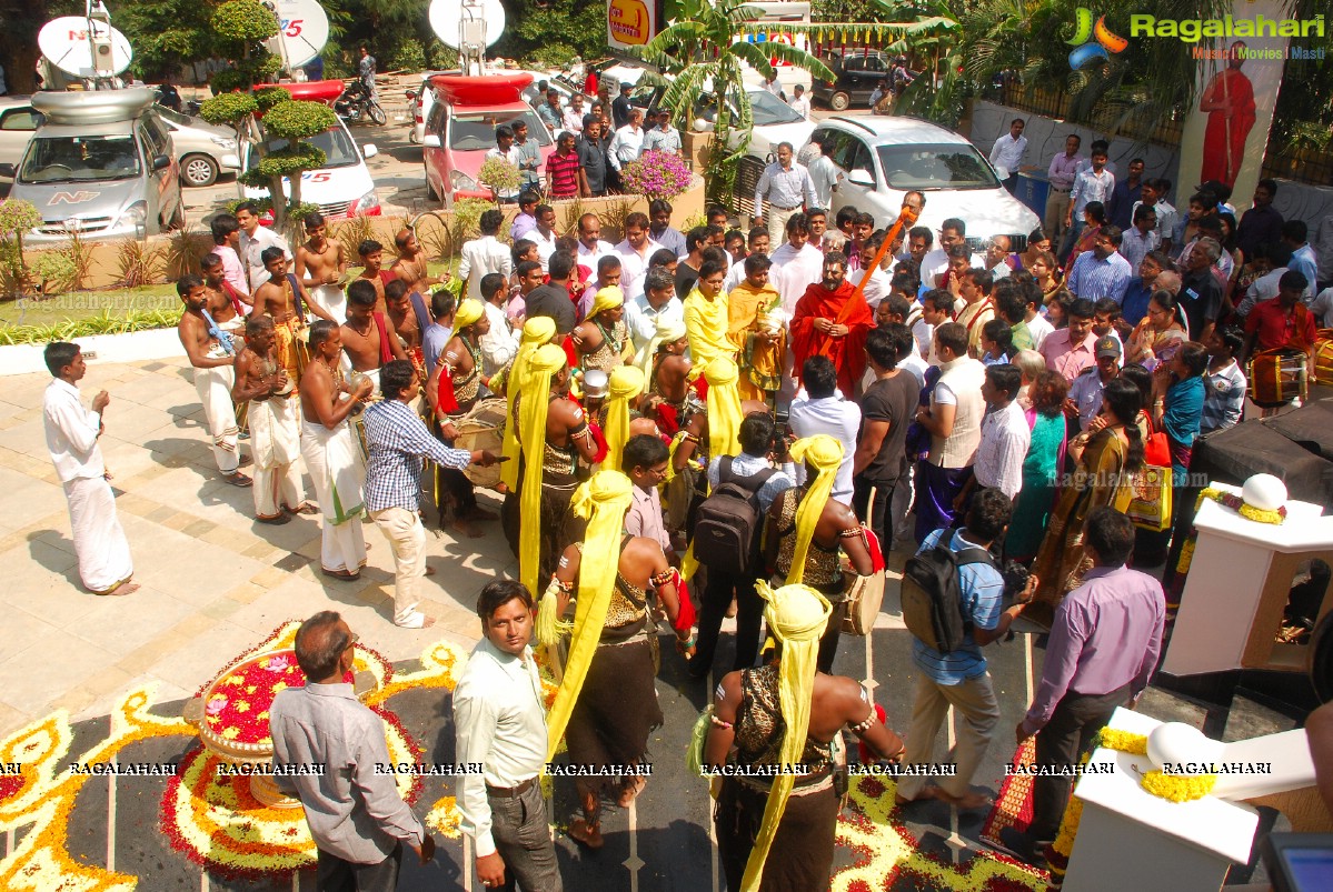 Kancheepuram Varamahalakshmi Silks launch by Sri Sri Sri Tridandi Srimannarayana Ramanuja Chinna Jeeyar Swamiji