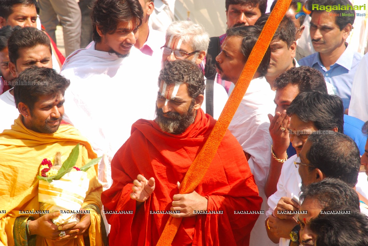 Kancheepuram Varamahalakshmi Silks launch by Sri Sri Sri Tridandi Srimannarayana Ramanuja Chinna Jeeyar Swamiji