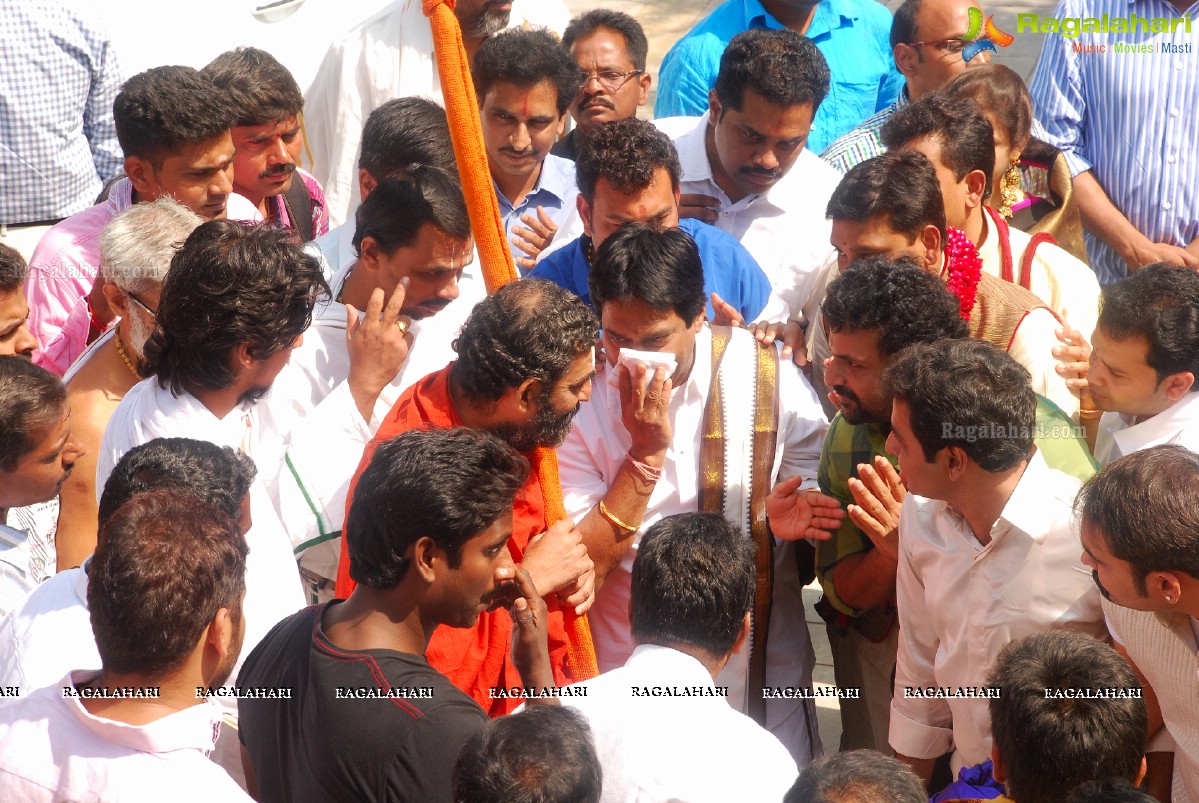 Kancheepuram Varamahalakshmi Silks launch by Sri Sri Sri Tridandi Srimannarayana Ramanuja Chinna Jeeyar Swamiji