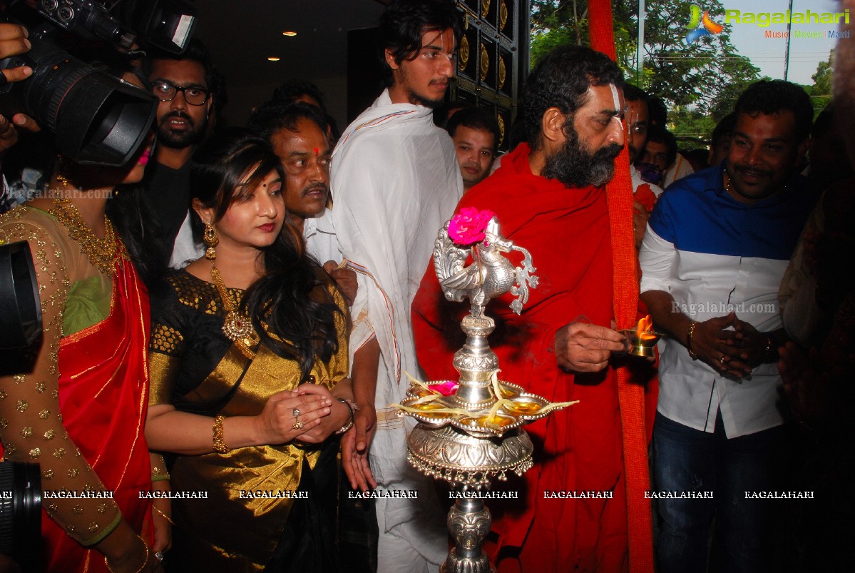 Kancheepuram Varamahalakshmi Silks launch by Sri Sri Sri Tridandi Srimannarayana Ramanuja Chinna Jeeyar Swamiji