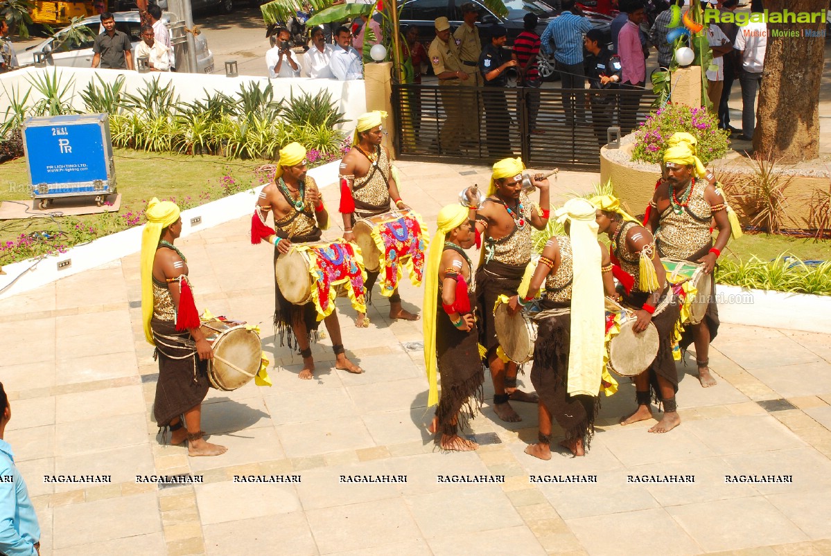 Kancheepuram Varamahalakshmi Silks launch by Sri Sri Sri Tridandi Srimannarayana Ramanuja Chinna Jeeyar Swamiji