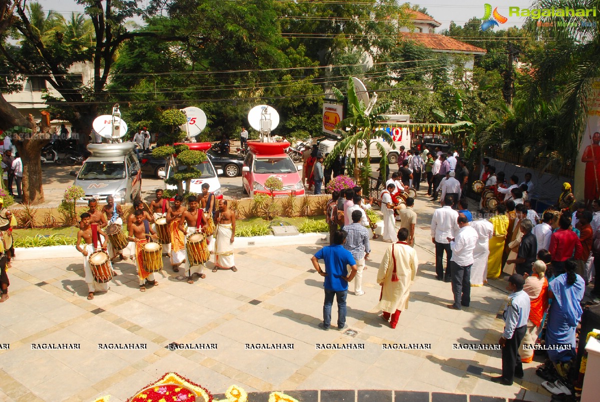 Kancheepuram Varamahalakshmi Silks launch by Sri Sri Sri Tridandi Srimannarayana Ramanuja Chinna Jeeyar Swamiji