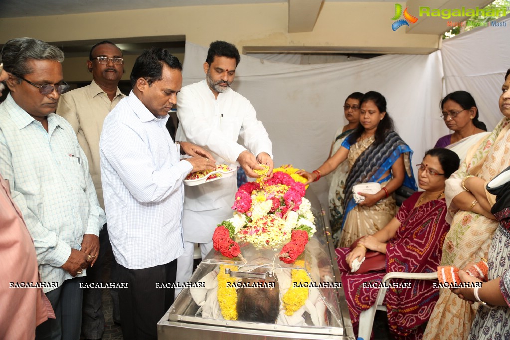 Tollywood Celebrities pay last respect to Kondavalasa Lakshmana Rao