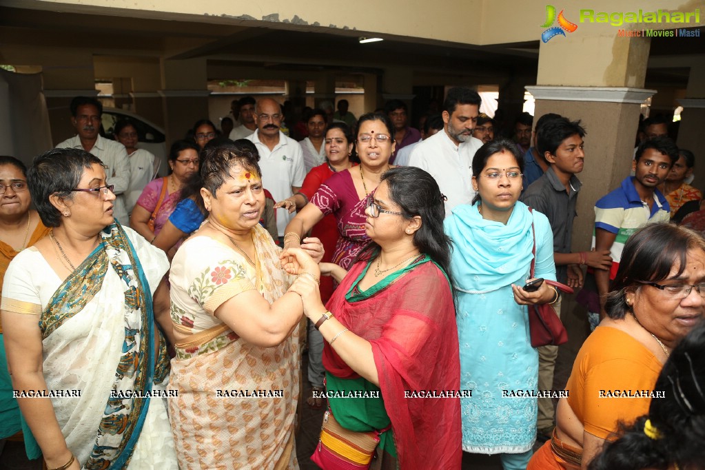 Tollywood Celebrities pay last respect to Kondavalasa Lakshmana Rao