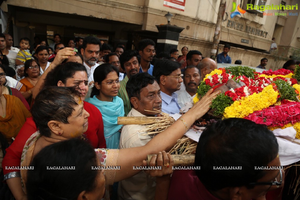 Tollywood Celebrities pay last respect to Kondavalasa Lakshmana Rao