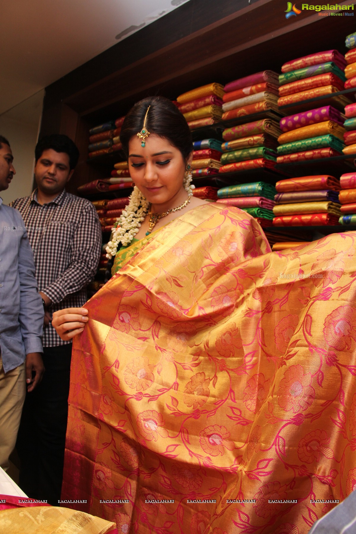  Rashi Khanna launches Kanchipuram Kamakshi Silks at Womens World, Kukatpally, Hyderabad