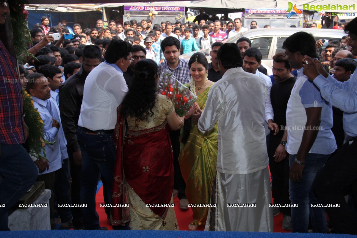  Rashi Khanna launches Kanchipuram Kamakshi Silks at Womens World, Kukatpally, Hyderabad