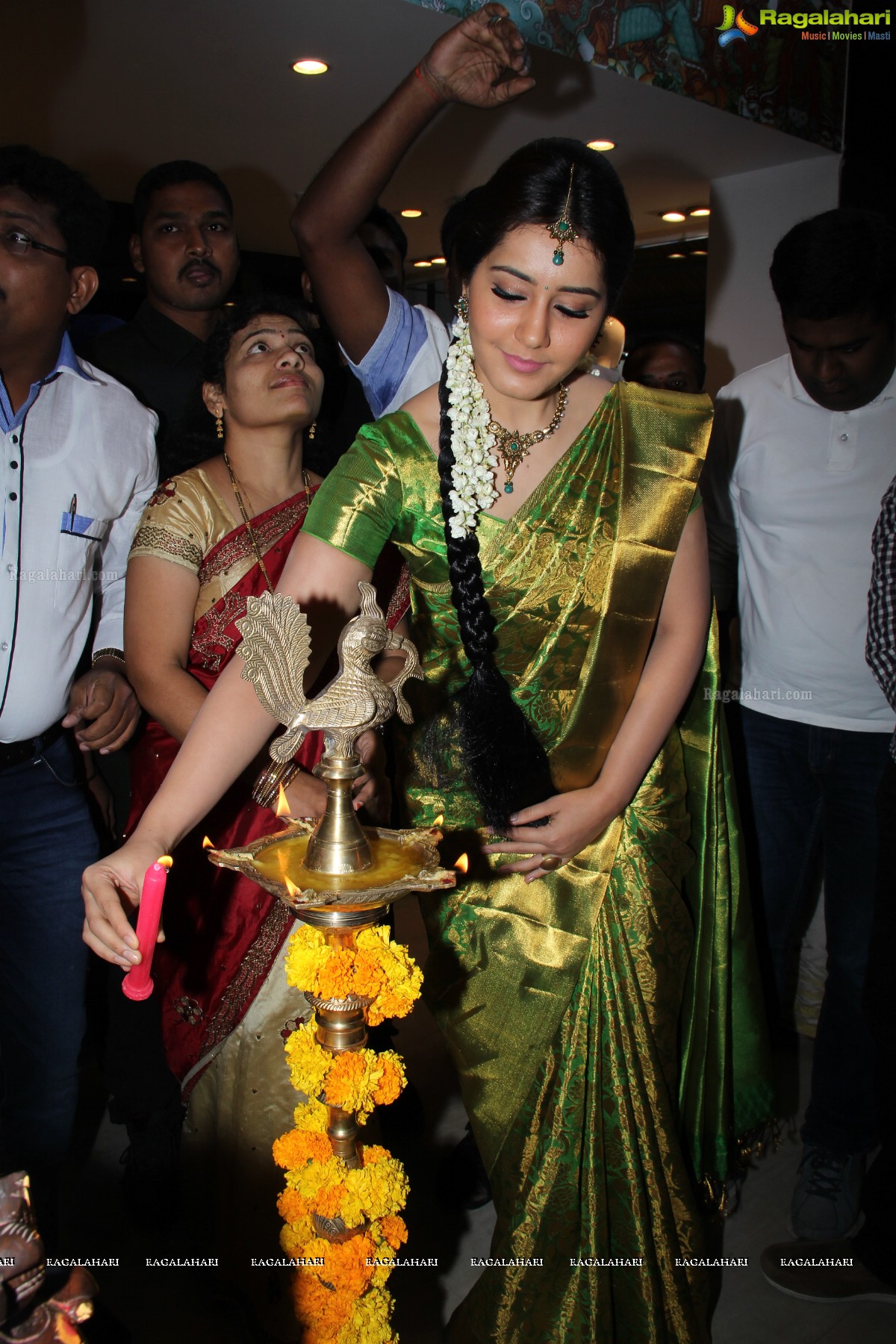  Rashi Khanna launches Kanchipuram Kamakshi Silks at Womens World, Kukatpally, Hyderabad