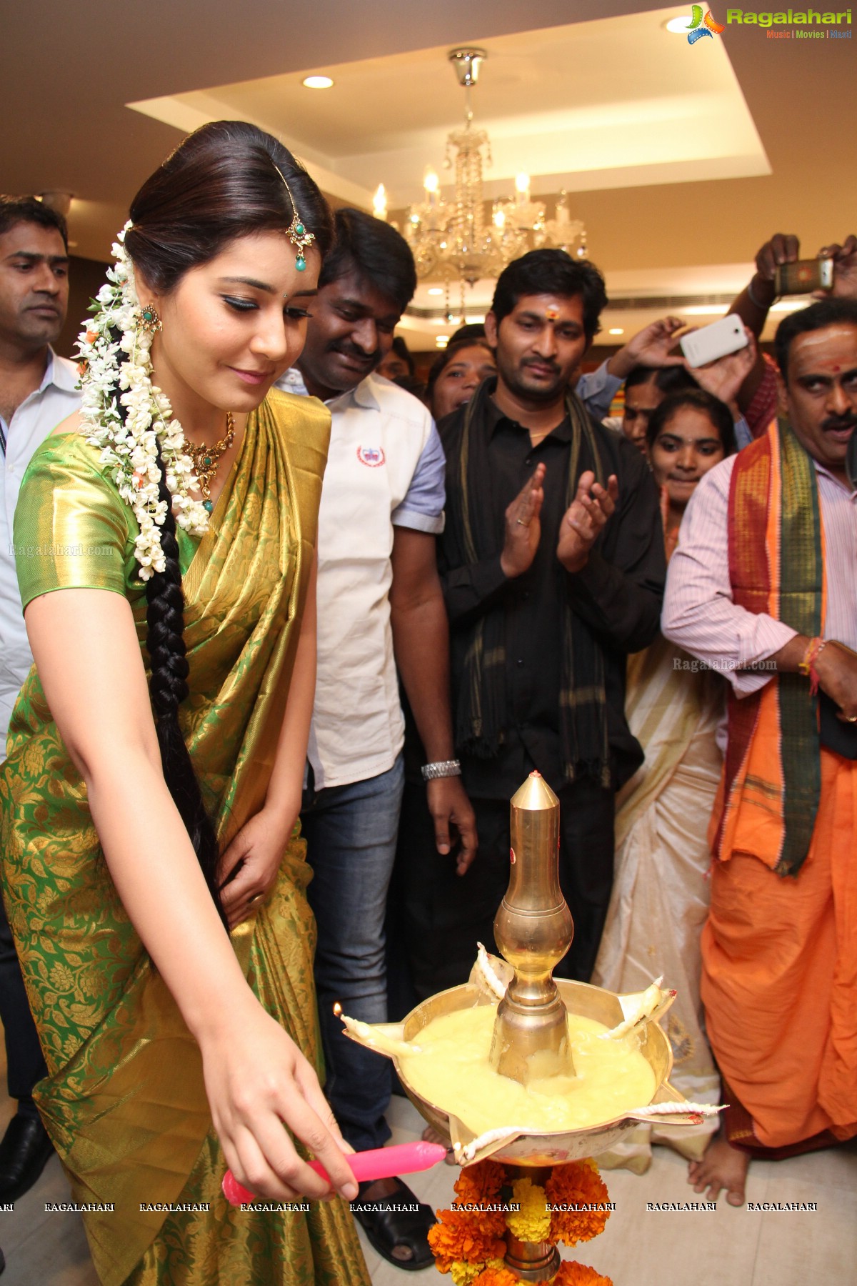  Rashi Khanna launches Kanchipuram Kamakshi Silks at Womens World, Kukatpally, Hyderabad