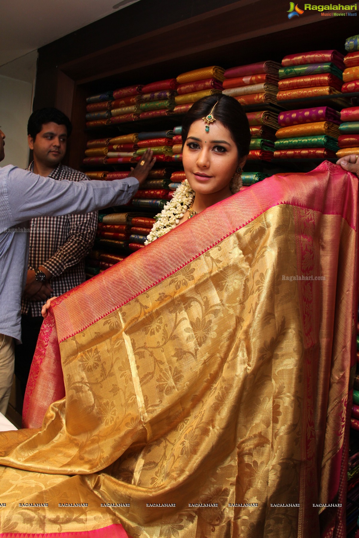  Rashi Khanna launches Kanchipuram Kamakshi Silks at Womens World, Kukatpally, Hyderabad