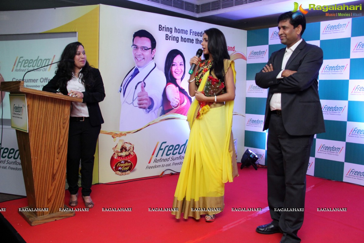 Lavanya Tripathi hands over Gold worth over Rs. 10 lakh to My Freedom My Gold Offer Winners