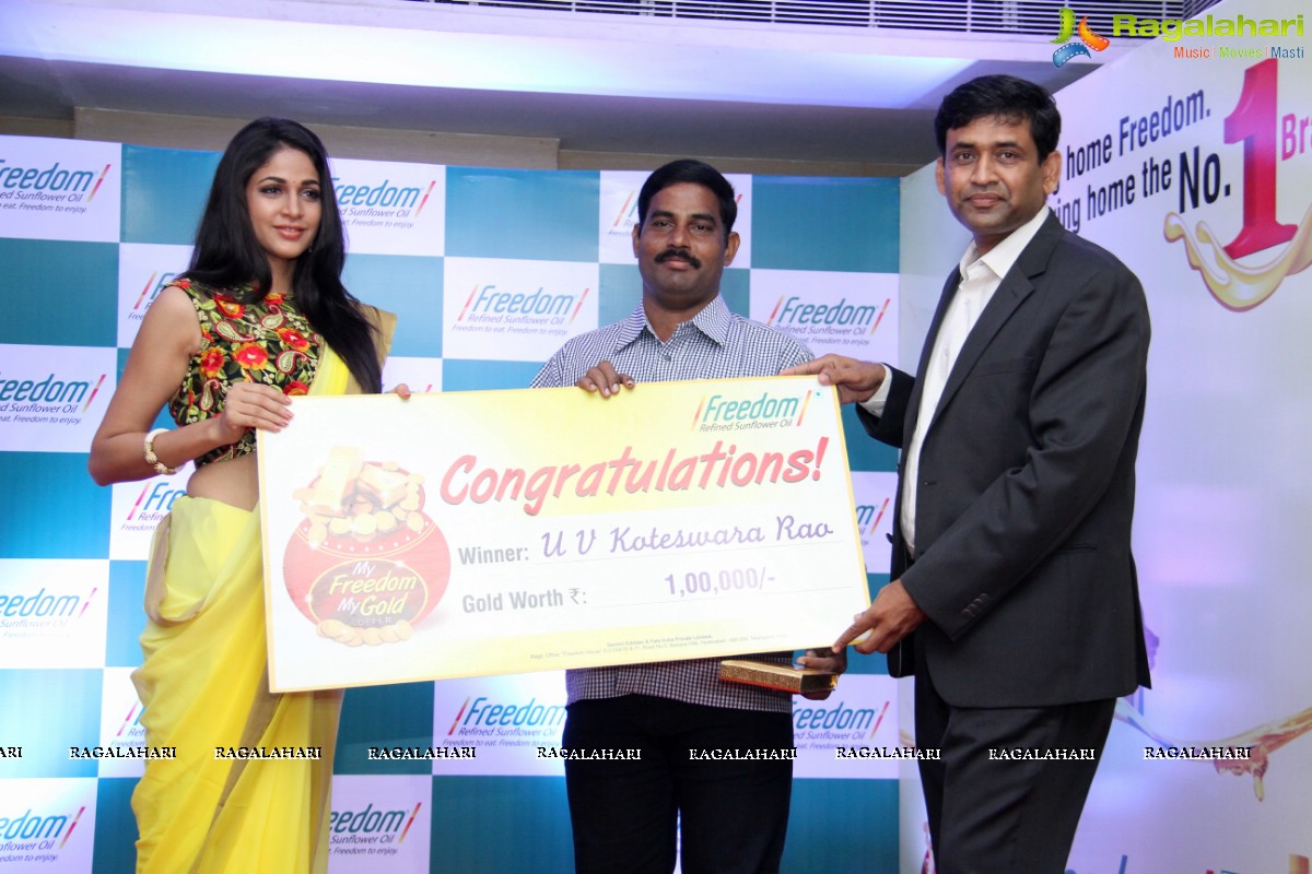Lavanya Tripathi hands over Gold worth over Rs. 10 lakh to My Freedom My Gold Offer Winners