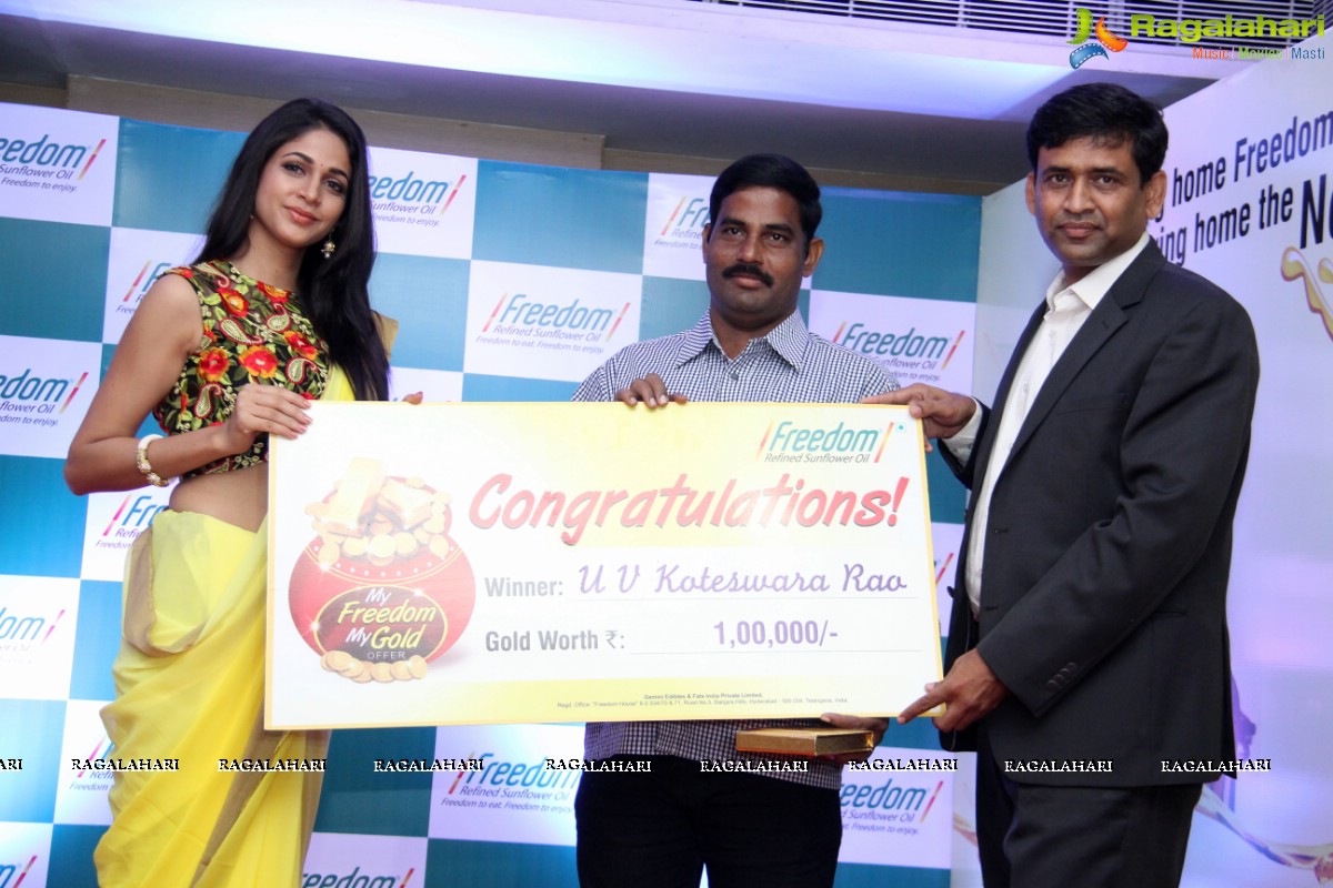 Lavanya Tripathi hands over Gold worth over Rs. 10 lakh to My Freedom My Gold Offer Winners