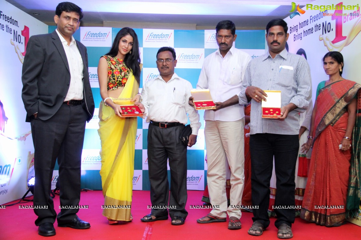 Lavanya Tripathi hands over Gold worth over Rs. 10 lakh to My Freedom My Gold Offer Winners