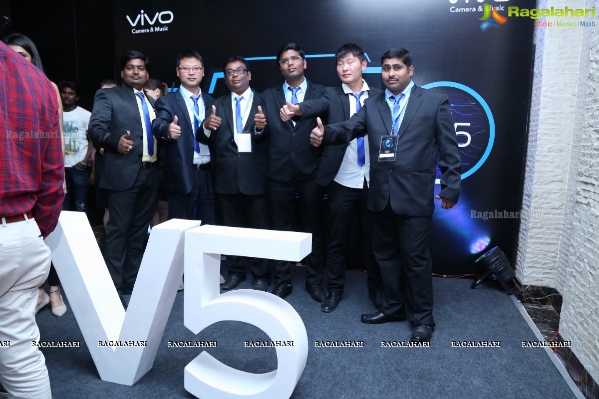 Surbhi and Pooja Sree unveils Vivo Global's V5 Smartphone at Park Hyatt, Hyderabad