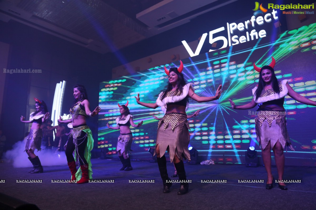Surbhi and Pooja Sree unveils Vivo Global's V5 Smartphone at Park Hyatt, Hyderabad