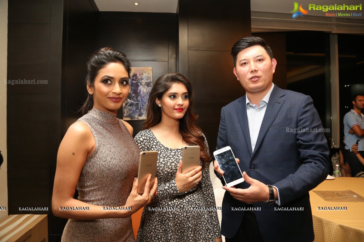 Surbhi and Pooja Sree unveils Vivo Global's V5 Smartphone at Park Hyatt, Hyderabad