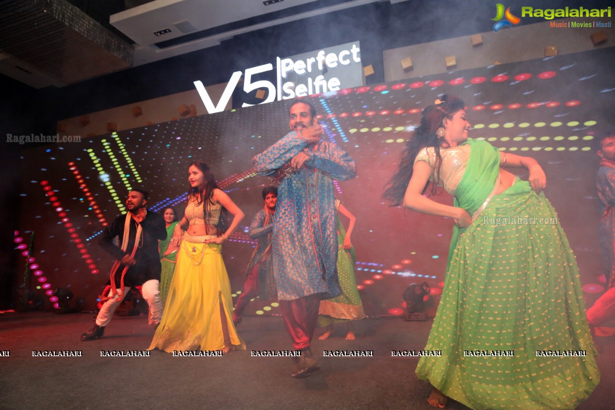 Surbhi and Pooja Sree unveils Vivo Global's V5 Smartphone at Park Hyatt, Hyderabad