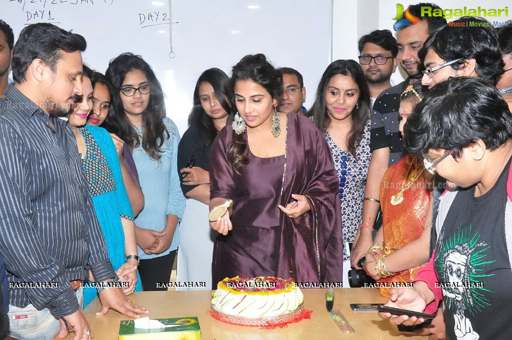 Vidya Balan's Kahaani 2 Promotion at Radio Mirchi