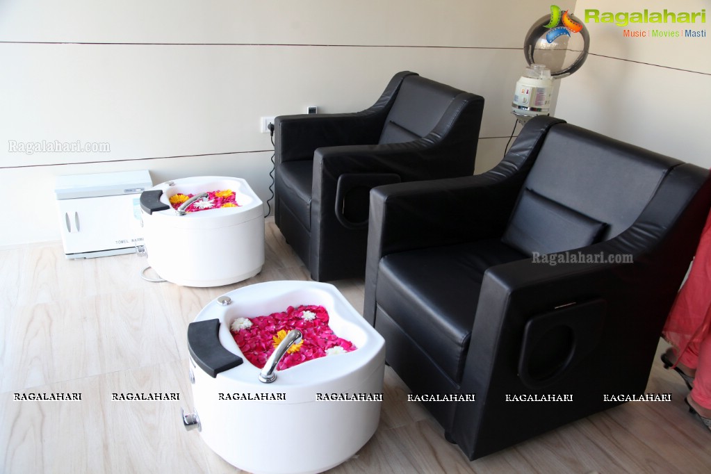 Rashmi Gautam launches Be You Unisex Salon and Dental Studio, AS Rao Nagar, Hyderabad