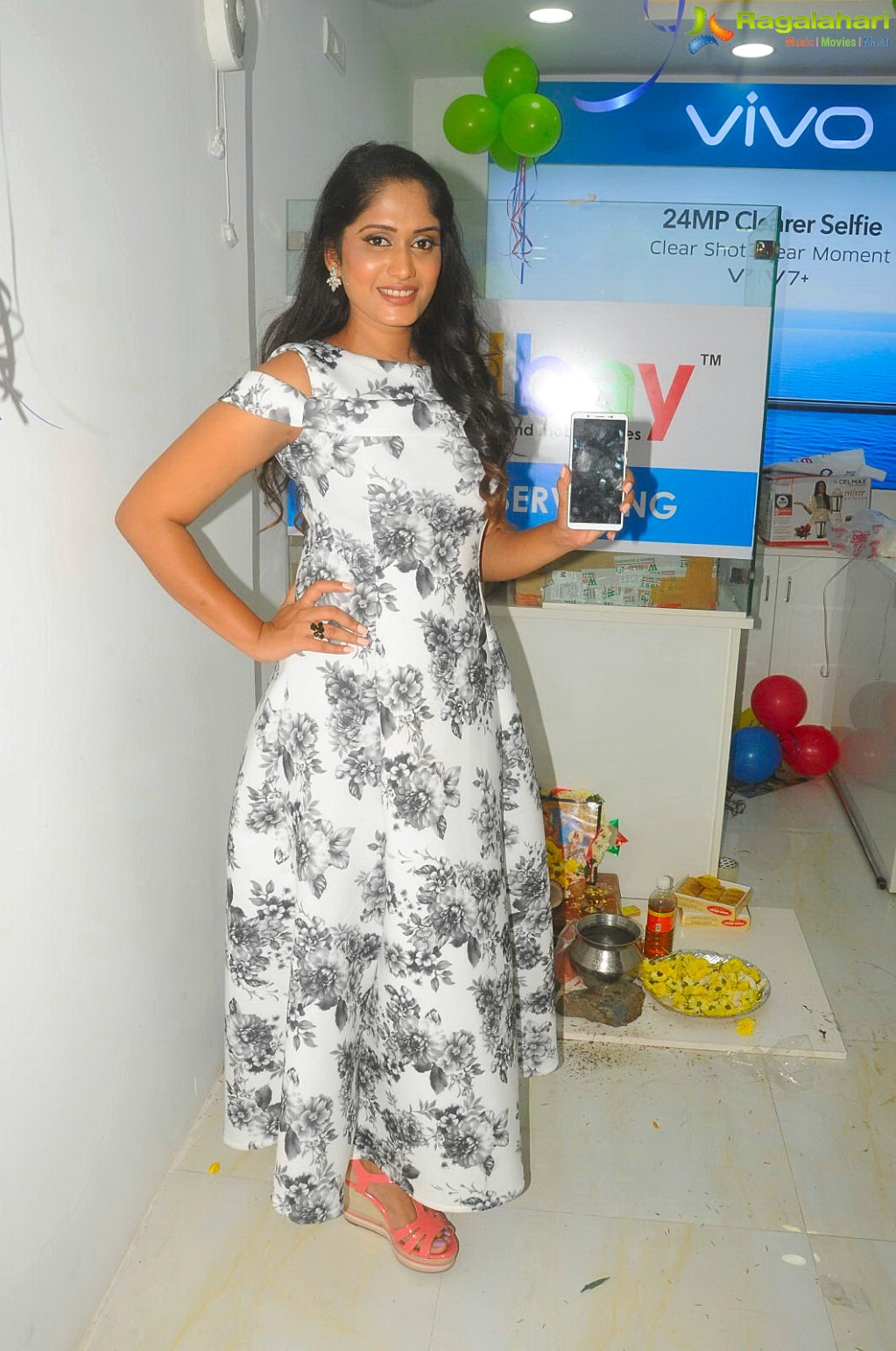 Grand Launch of 58th Cellbay at Sadasivpet by Soumya Venugopal