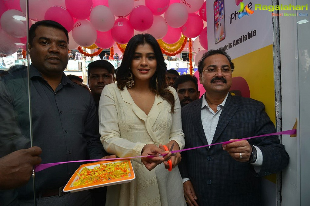 Hebah Patel Launches B New Mobile Store at Tenali