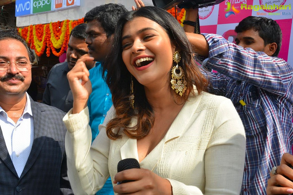 Hebah Patel Launches B New Mobile Store at Tenali