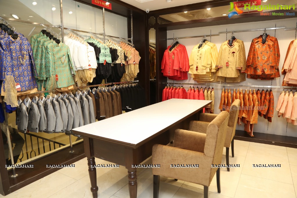 Nikhil inagurates Jahanpanah Secunderabad Store