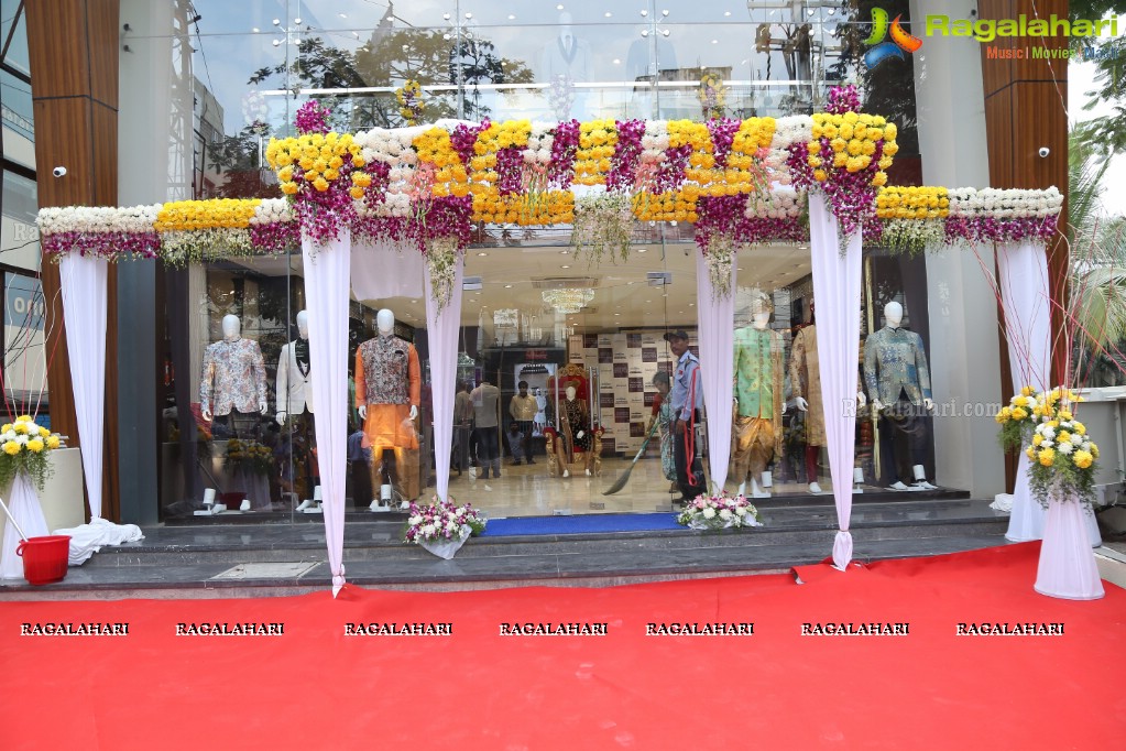 Nikhil inagurates Jahanpanah Secunderabad Store