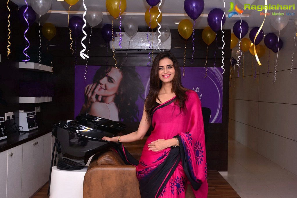 Meenakshi Dixit launches Naturals Salon at Vijayawada