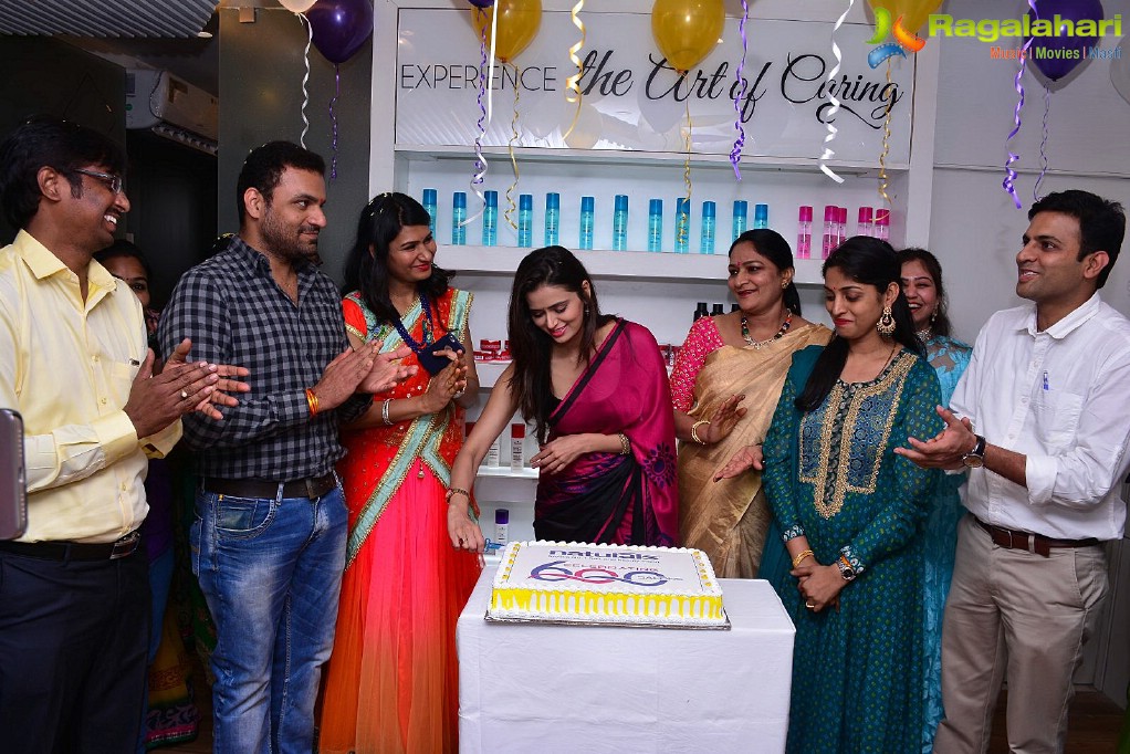 Meenakshi Dixit launches Naturals Salon at Vijayawada