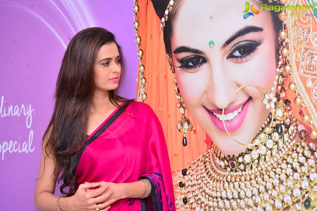 Meenakshi Dixit launches Naturals Salon at Vijayawada