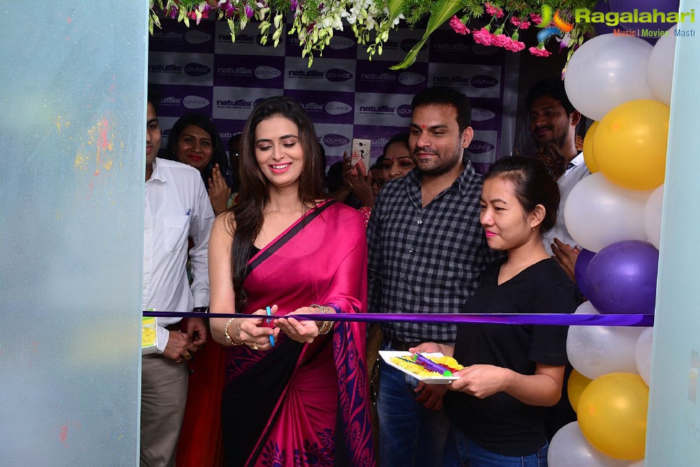 Meenakshi Dixit launches Naturals Salon at Vijayawada