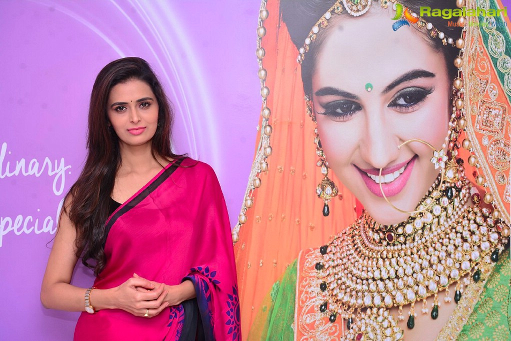 Meenakshi Dixit launches Naturals Salon at Vijayawada