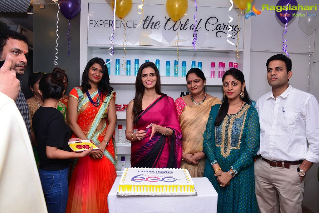 Meenakshi Dixit launches Naturals Salon at Vijayawada