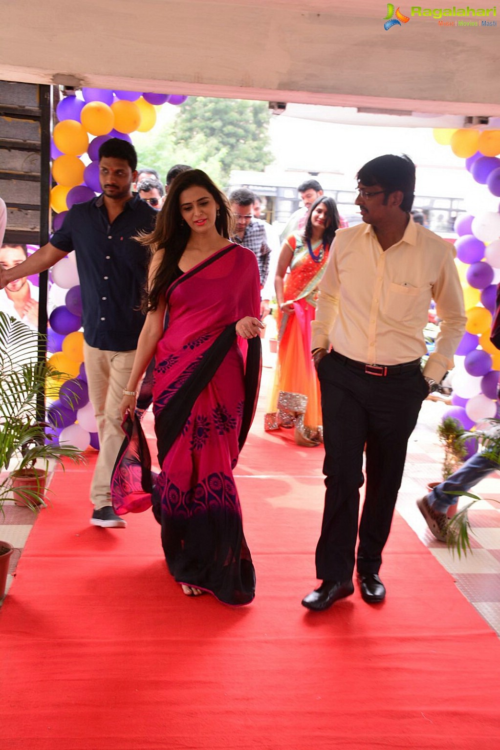 Meenakshi Dixit launches Naturals Salon at Vijayawada